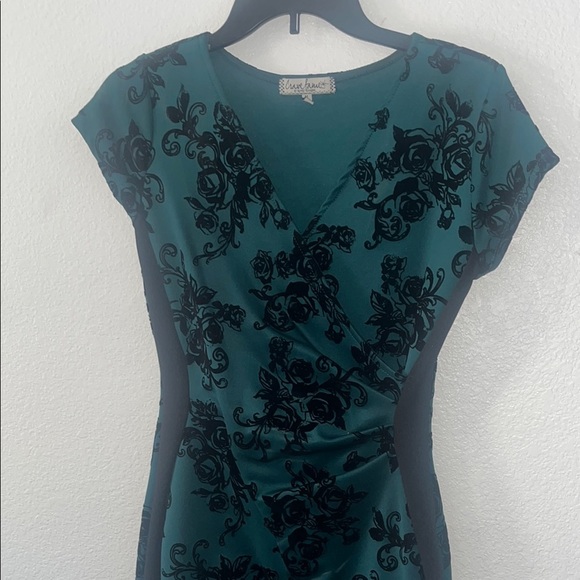 Green Mini Sheath Dress with Cap Sleeves and V-Neck for Cocktail - Picture 4 of 5
